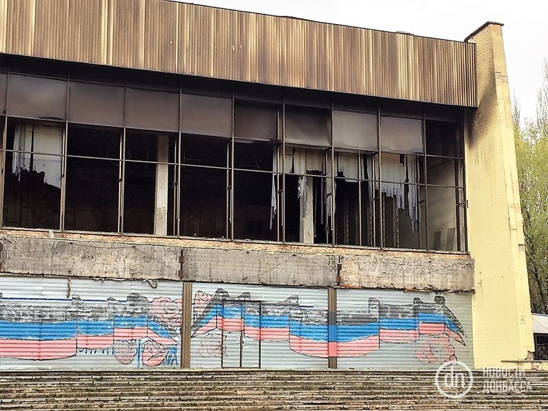 Old cinema Donetsk(abandoned before war) burnt, 1 body was found inside