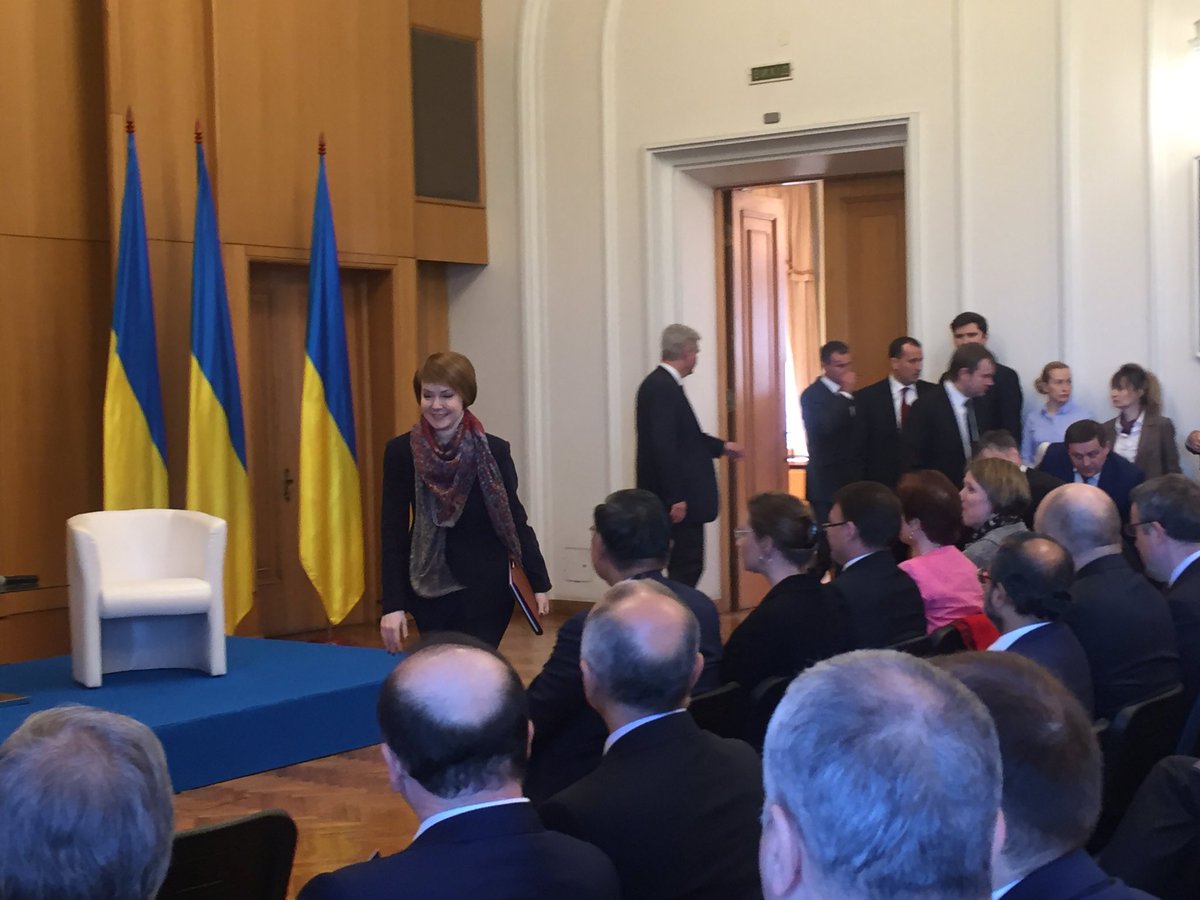 At Ukrainian foreign Ministry began meeting Prime Minister of Ukraine @VGroysman with the Heads of foreign diplomatic missions. 