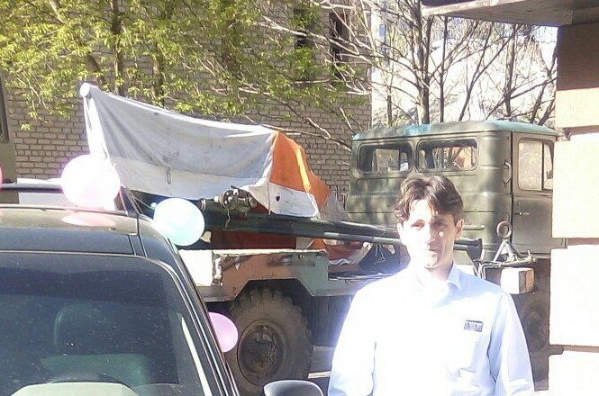 Donetsk Schorsa: wedding car with mil. plate Chechen;covered Kamaz;Kamaz with Vasilek;more trucks in background