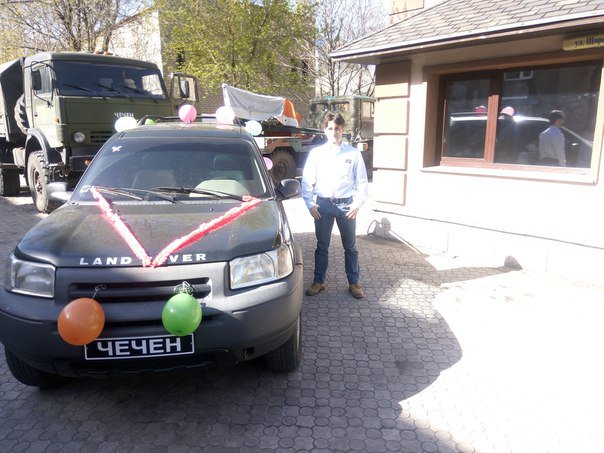 Donetsk Schorsa: wedding car with mil. plate Chechen;covered Kamaz;Kamaz with Vasilek;more trucks in background
