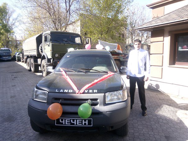 Donetsk Schorsa: wedding car with mil. plate Chechen;covered Kamaz;Kamaz with Vasilek;more trucks in background