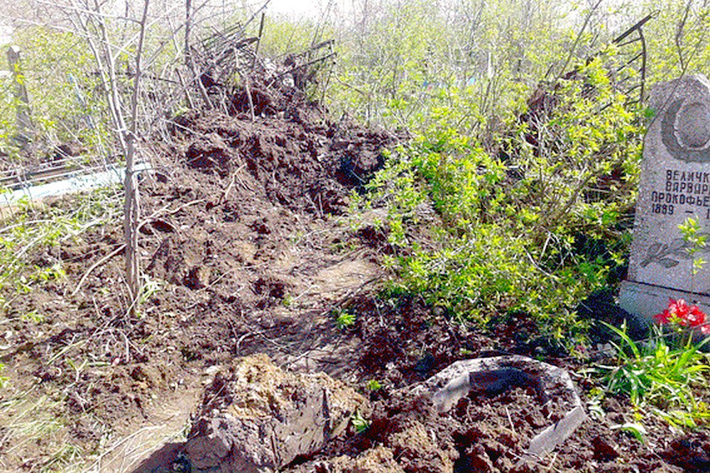 Popasna: Apr28 ~22:00 VRZ cemetery was shelled with Grad MLRS, 21 graves ruined  