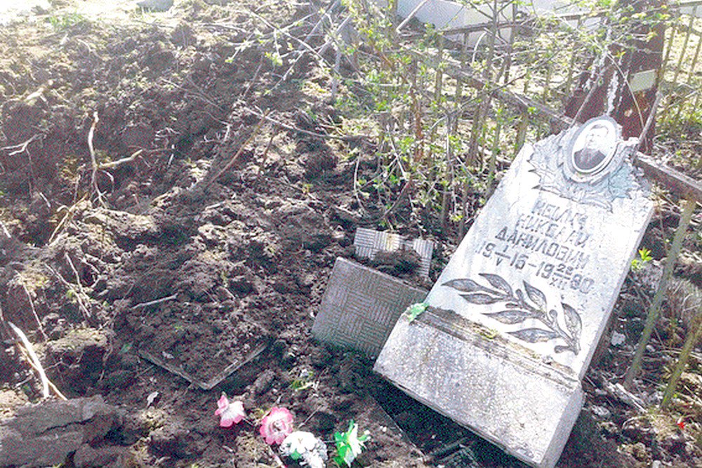 Popasna: Apr28 ~22:00 VRZ cemetery was shelled with Grad MLRS, 21 graves ruined  