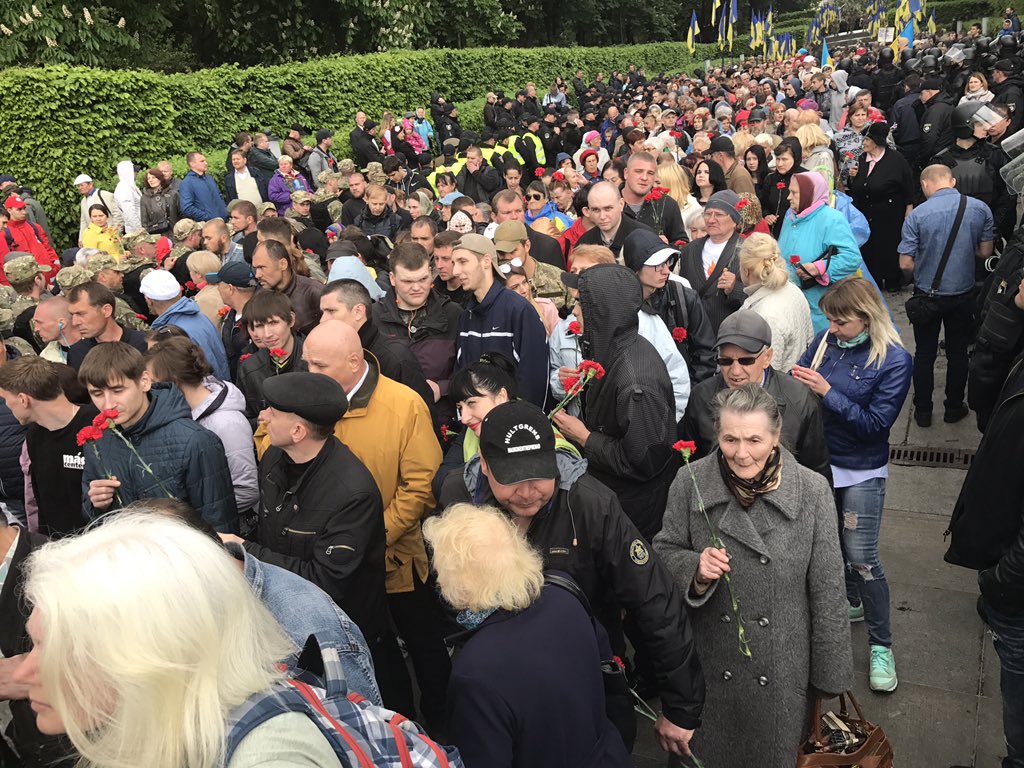 Ex-minister of MFA Kozhara and his 200 supporters at 9 May ceremony in Kyiv