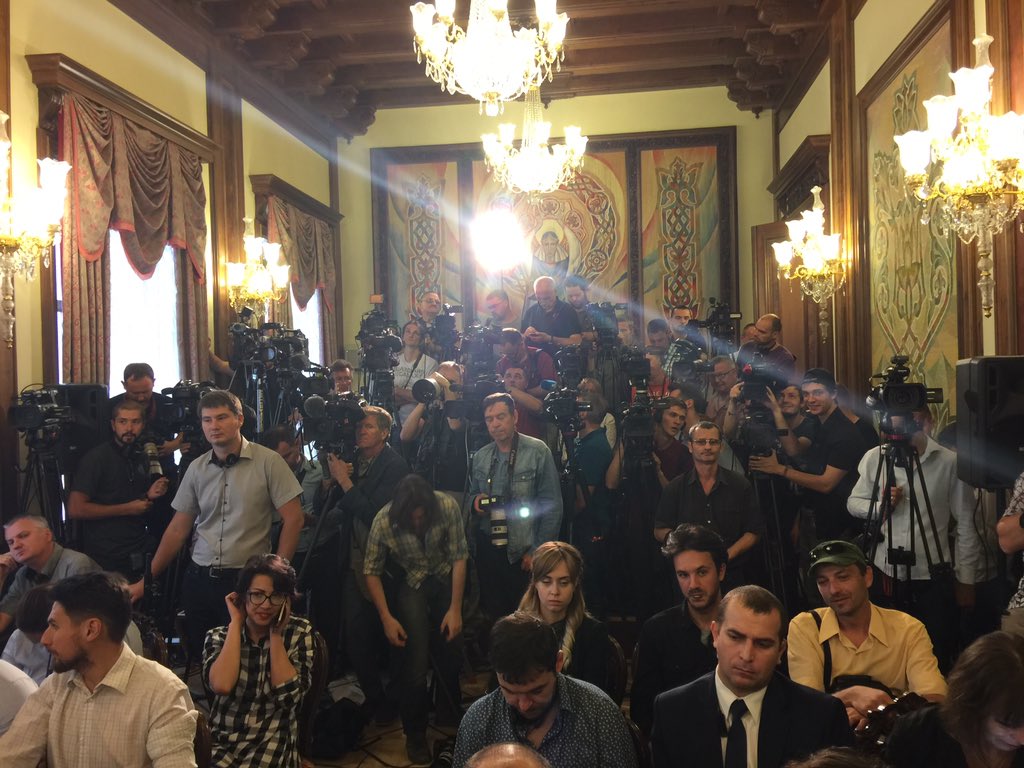 Waiting for presser with President @poroshenko and Sec Tillerson.  