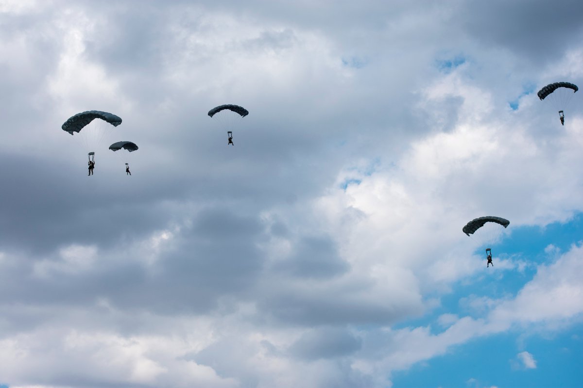 #SeaBreeze is underway in Ukraine - U.S. Navy Spec Warfare Operators and Ukrainian SOF Ready Forces are conducting airborne ops at Ochakiv 