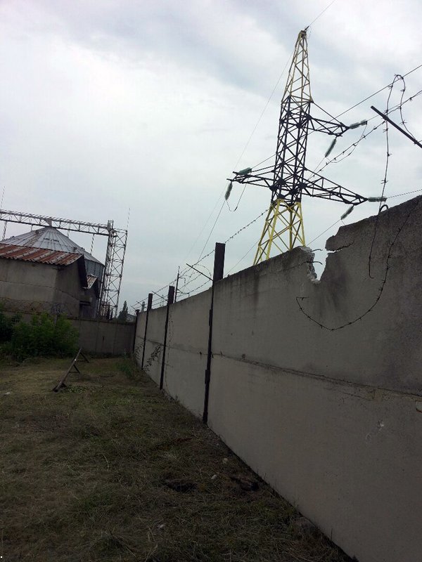 Damage after shelling yesterday at Trudovski, Western Donetsk city