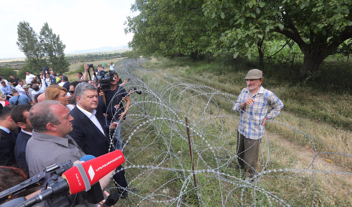 Photos: Poroshenko in Georgia at Russian occupation barbed wires 