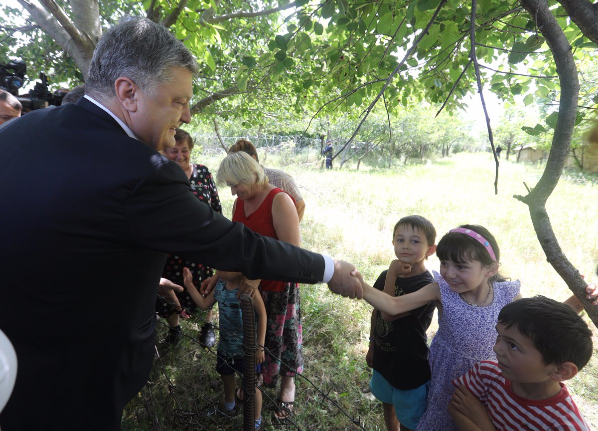 Photos: Poroshenko in Georgia at Russian occupation barbed wires 