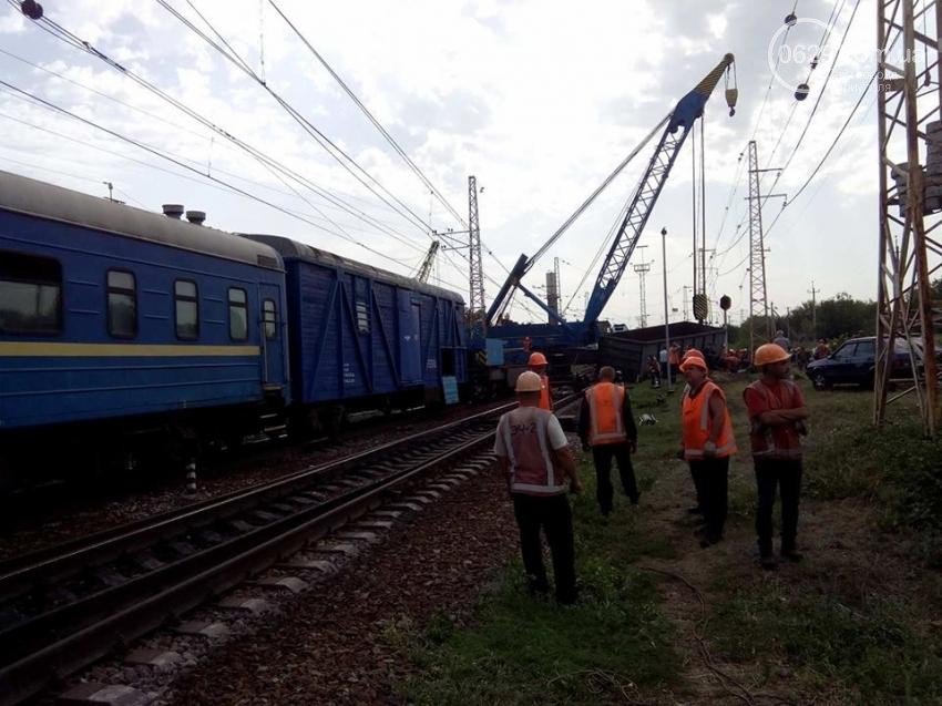 Photos: derailed train near Synel'nykove Dnipro region