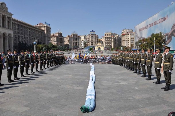 Maidan, Kyiv: Flag of Ichkeria unfurled by presidential regiment,   Dzhokhar Dudayev battalion 