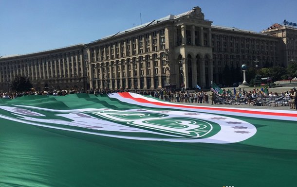 Maidan, Kyiv: Flag of Ichkeria unfurled by presidential regiment,   Dzhokhar Dudayev battalion 