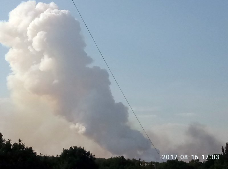 La fumée lourde sur l\'usine chimique de Donetsk