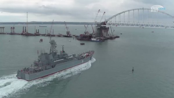  Великий десантний корабель \Азов\ проходить під Кримським мостом
