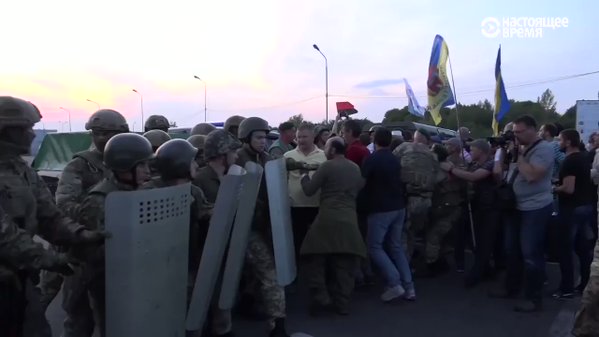 Video of @SaakashviliM supporters storming UA-PL border to bring him into Ukraine