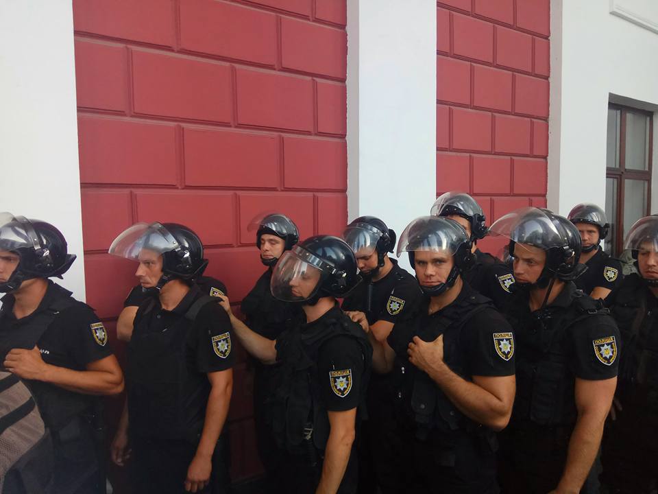 Tensions near Odesa city hall today as rally of parents of children from burnt kids camp backed by activists protest