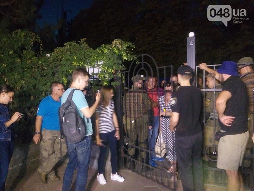 Police, National Guard and activists are pushing to the court in Chornomorsk, where case on 2 separatists were heard