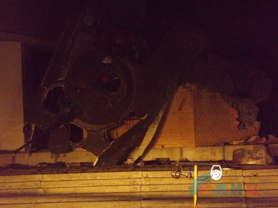 Explosion destroyed a monument BMP in Luhansk