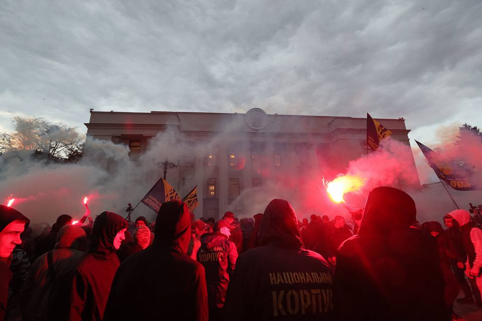 Protesters near Verkhovna Rada burning flares 