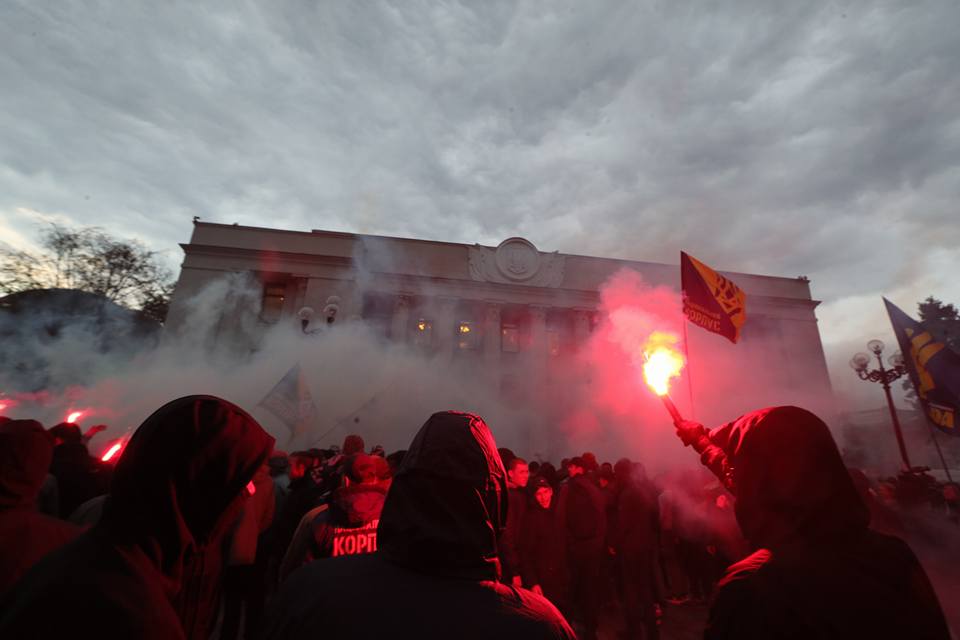 Protesters near Verkhovna Rada burning flares 