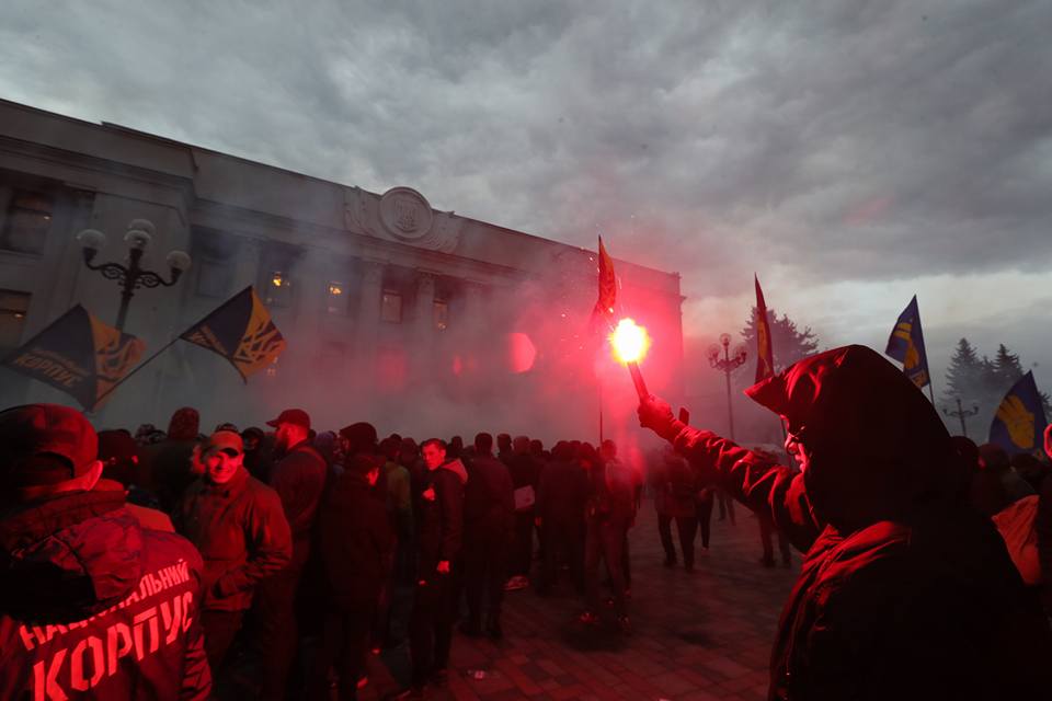 Protesters near Verkhovna Rada burning flares 