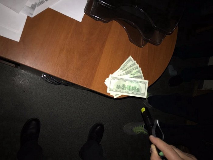 The SBU exposed on a bribe  the chief inspector of the customs post Kherson-port 