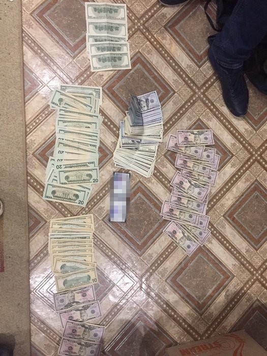 The SBU exposed on a bribe  the chief inspector of the customs post Kherson-port 