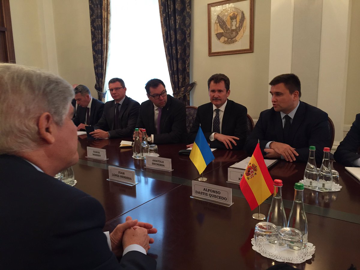 La reunión entre los Ministros de Asuntos Exteriores de Ucrania @PavloKlimkin y España @AlfonsoDastisQ acaba de comenzar en el MFA ucraniano