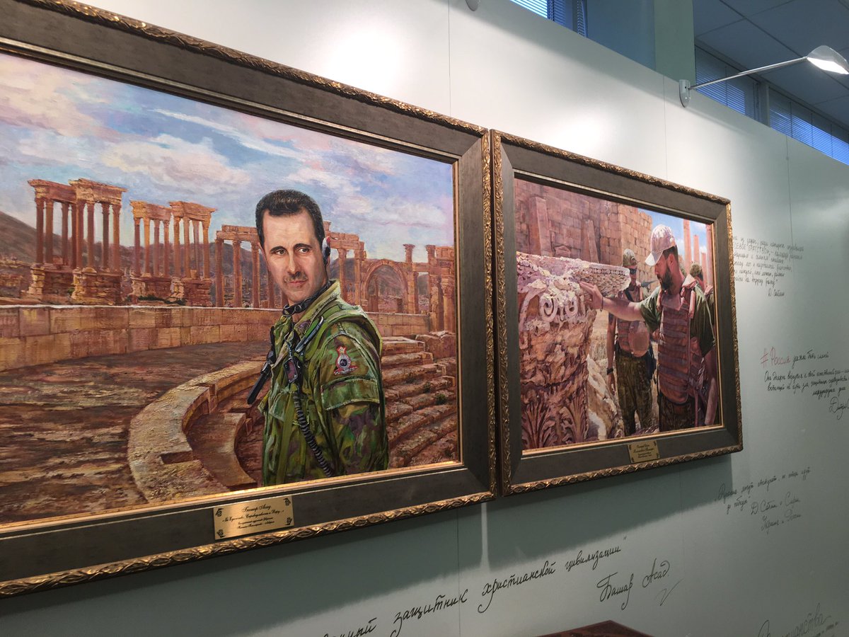 Dans les coulisses de la Douma, il y a une exposition intitulée «Restoring Peace» - sur la Syrie et le Donbass. La citation sous le portrait d\'Assad lit \Poutine est le seul défenseur de la civilisation chrétienne\