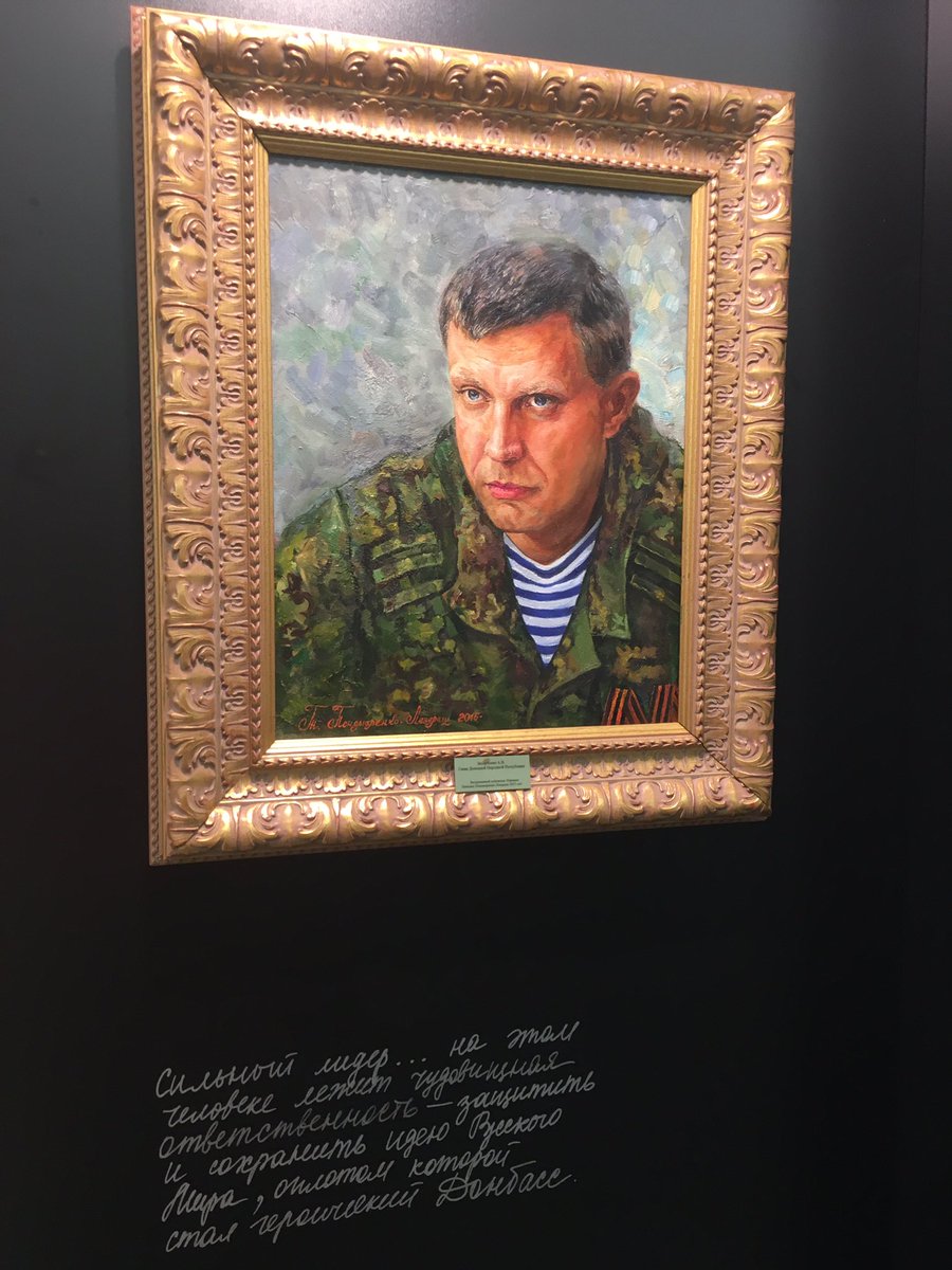 Dans les coulisses de la Douma, il y a une exposition intitulée «Restoring Peace» - sur la Syrie et le Donbass. La citation sous le portrait d\'Assad lit \Poutine est le seul défenseur de la civilisation chrétienne\