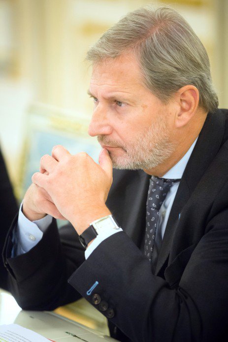 Президент @poroshenko провел встречу с Комиссаром ЕС по вопросам Европейской политики соседства и переговоров по расширению @JHahnEU 