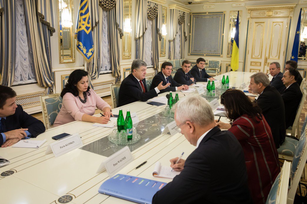 Президент @poroshenko провел встречу с Комиссаром ЕС по вопросам Европейской политики соседства и переговоров по расширению @JHahnEU 
