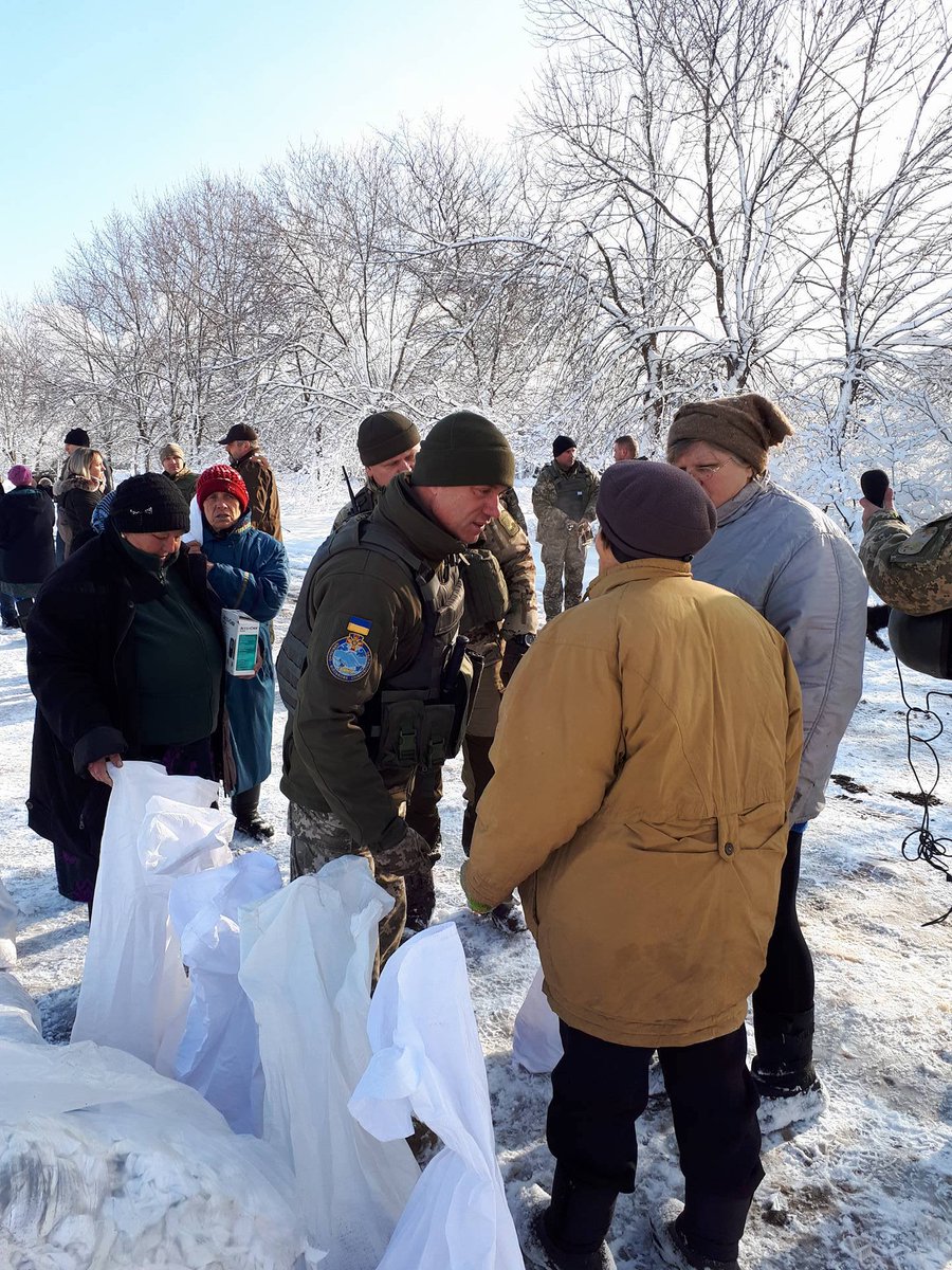 Фото: українська армія надає допомогу в селах Гладосово і Травневе, на півночі Горлівки