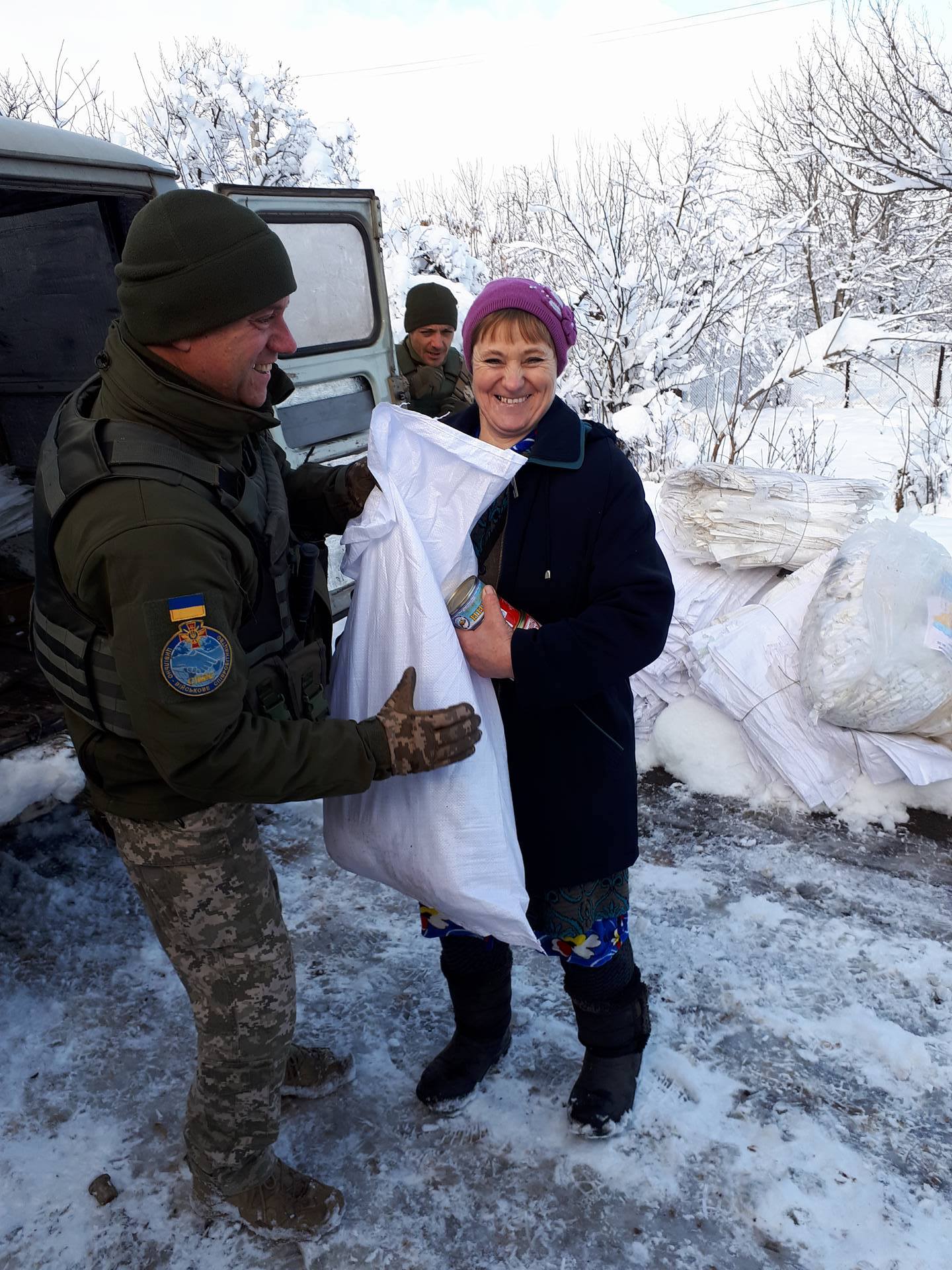 Photos: Ukrainian army distributing aid in Hladosove and Travneve villages north to Horlivka