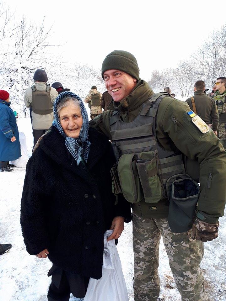 Photos: Ukrainian army distributing aid in Hladosove and Travneve villages north to Horlivka