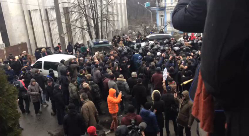 Video: Paddy wagon with Saakashvili moving through crowd