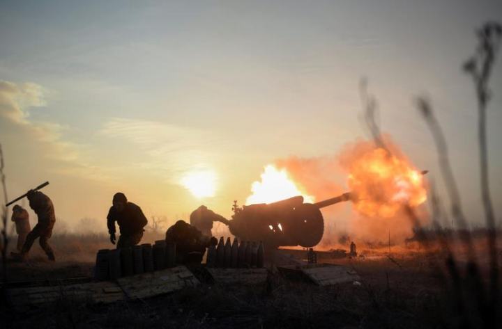 Ukrainian servicemen fire a towed howitzer close to a front line near  the village of Novoluhanske in the Donetsk region, Ukraine, Jan. 11,  2018. EPA-EFE/MARKIIAN LYSEIKO   
