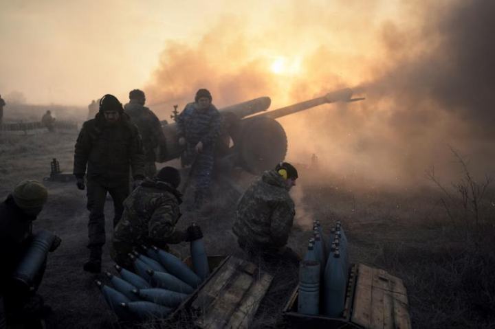 Des soldats ukrainiens tirent un obusier remorqué près d\'une ligne de front près du village de Novoluhanske dans la région de Donetsk, en Ukraine, le 11 janvier 2018. EPA-EFE / MARKIIAN LYSEIKO