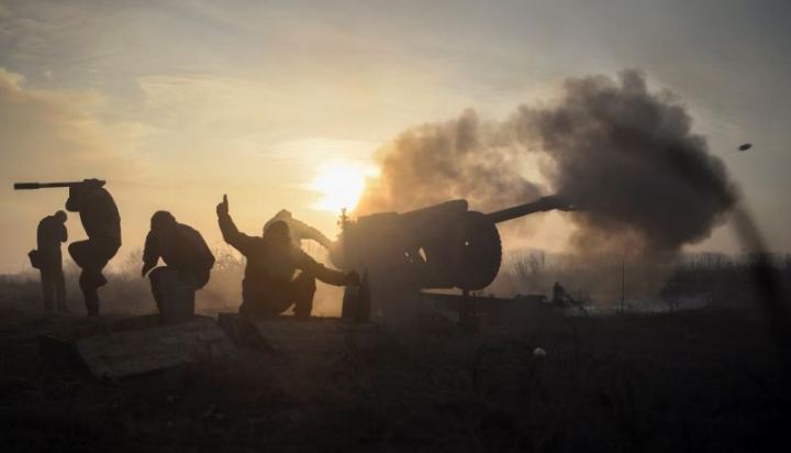 Des soldats ukrainiens tirent un obusier remorqué près d\'une ligne de front près du village de Novoluhanske dans la région de Donetsk, en Ukraine, le 11 janvier 2018. EPA-EFE / MARKIIAN LYSEIKO