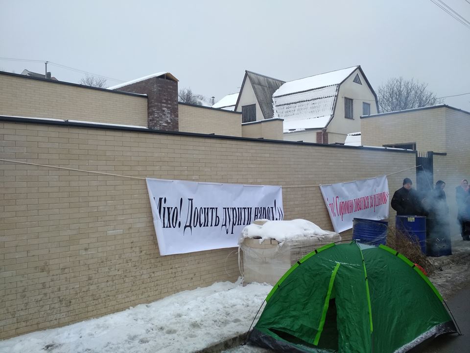 Protest at house of Saakashvili mother in Lisniky village near Kyiv