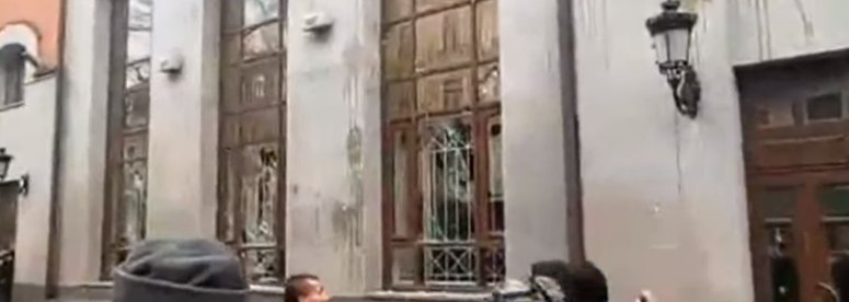 Nationalists came to the Sberbankbuilding on Podil, carved windows, wrote Death of . The police, present on the spot, did not interfere. Then they went to AlfaBank