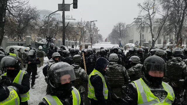 Video: police around tent camp at Verkhovna Rada
