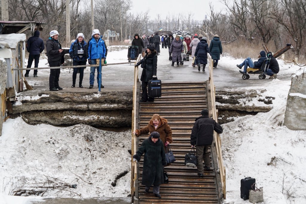 .@OSCE_SMM DCM Aleska Simkic today crossed Stanytsia Luhanska Bridge, seeing how 6,000 people a day cross an unsafe slippery ramp as sides refuse to open new entry-exit checkpoints or repair the broken bridge.   
