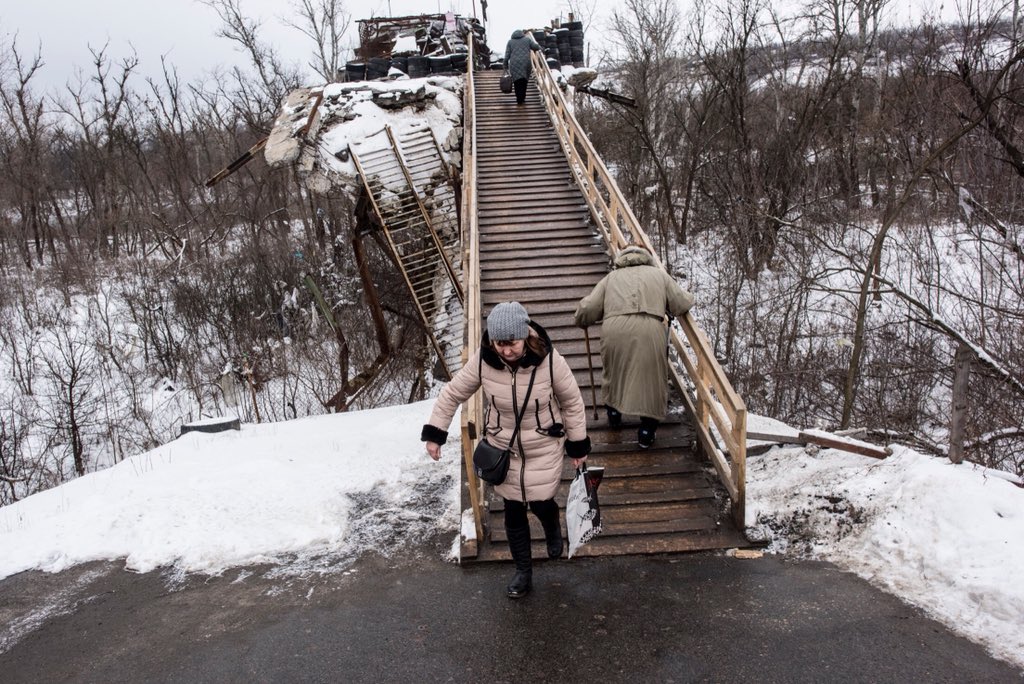 .@OSCE_SMM DCM Aleska Simkic today crossed Stanytsia Luhanska Bridge, seeing how 6,000 people a day cross an unsafe slippery ramp as sides refuse to open new entry-exit checkpoints or repair the broken bridge.   