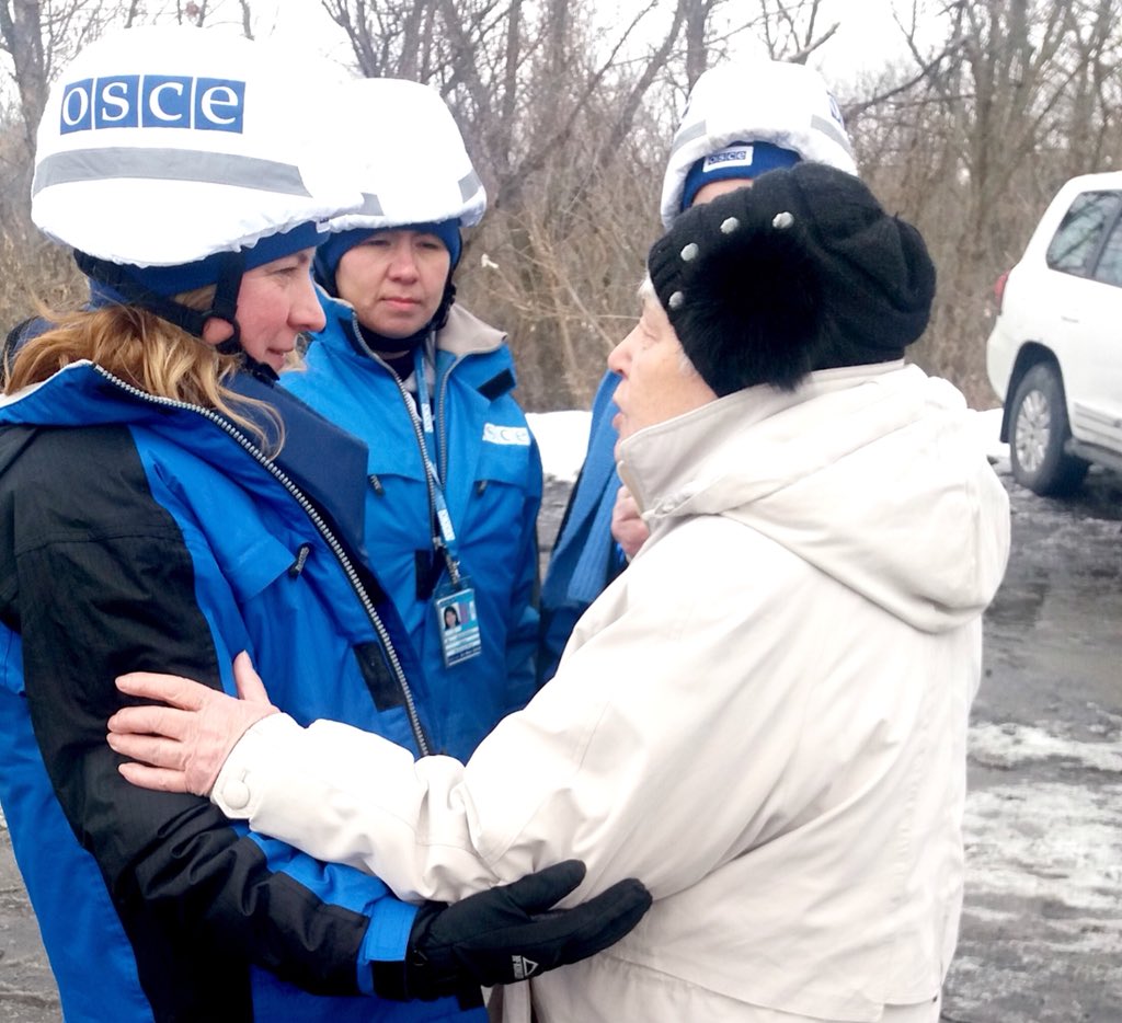 .@OSCE_SMM DCM Aleska Simkic today crossed Stanytsia Luhanska Bridge, seeing how 6,000 people a day cross an unsafe slippery ramp as sides refuse to open new entry-exit checkpoints or repair the broken bridge.   