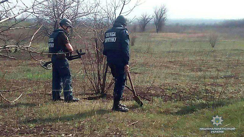 2 boys found a mine in Vuhledar and reported to police. Safely destroyed