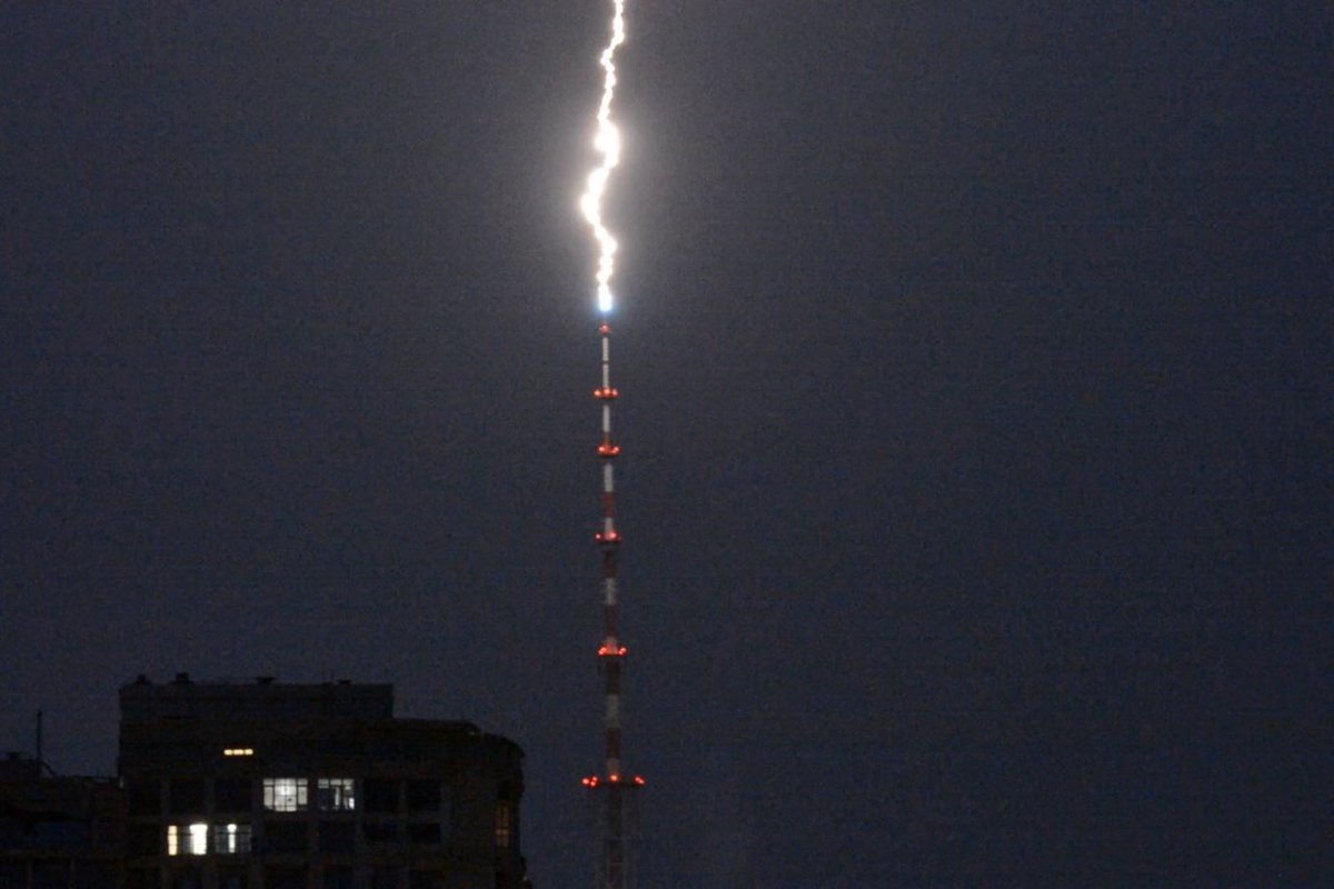 Thunderstorm in Kyiv: lighting hit a TV Tower. Photo: Oleksandr Gusev   