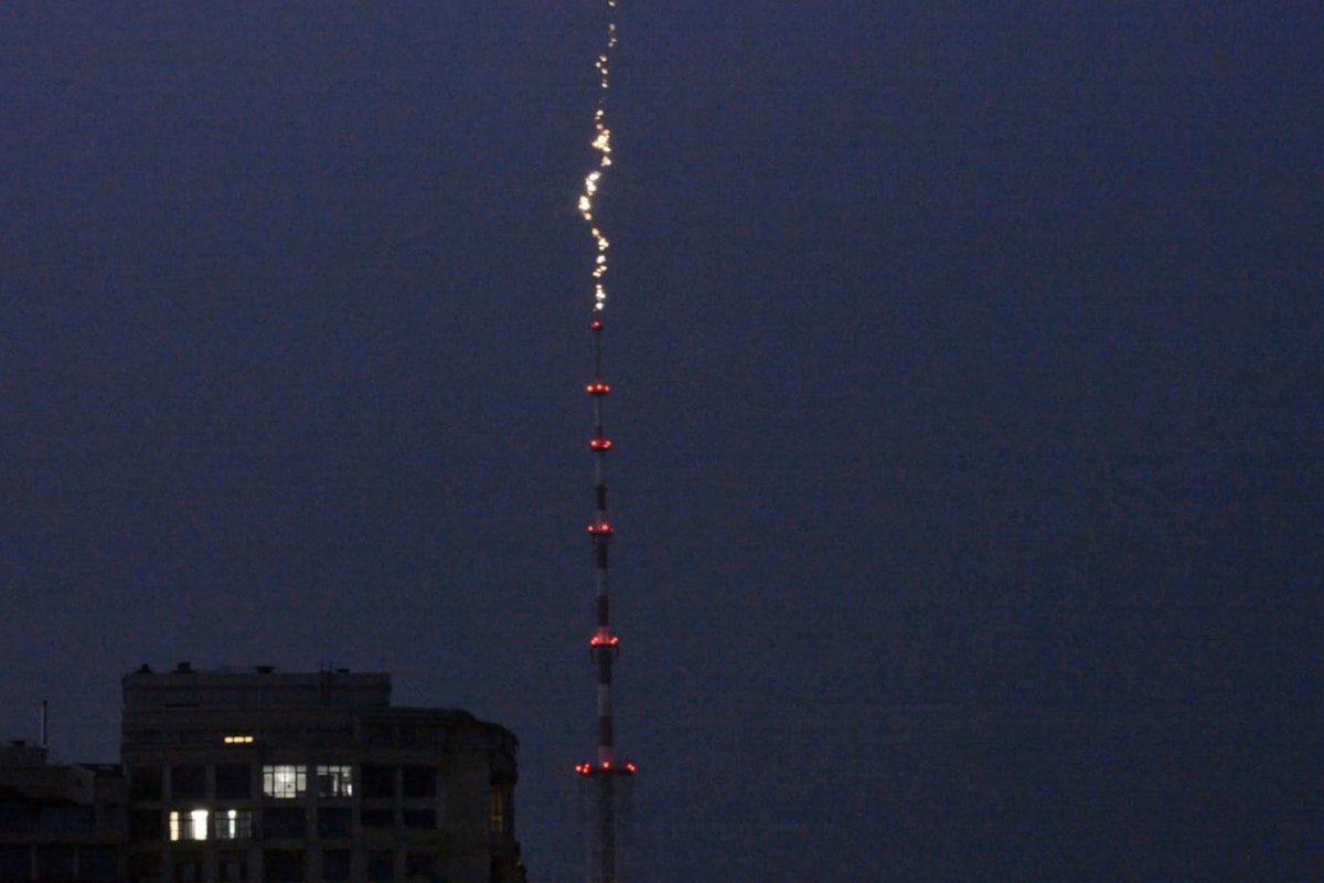 Thunderstorm in Kyiv: lighting hit a TV Tower. Photo: Oleksandr Gusev   