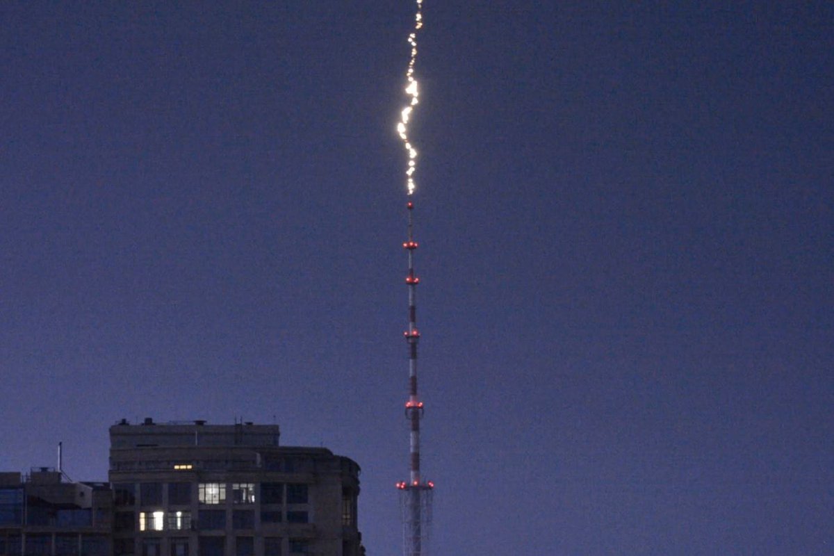 Thunderstorm in Kyiv: lighting hit a TV Tower. Photo: Oleksandr Gusev   