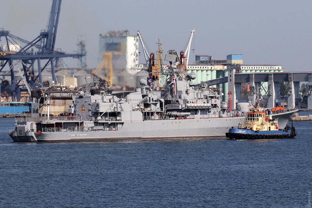 Ukrainian Navy The P175 'Berdyansk', a Gurza-M Class armored artillery boat and F130 'Hetman Sagaydachnyy', a Krivak III Class frigate at roadstead of Odessa. Photos from @TarasChmut   
